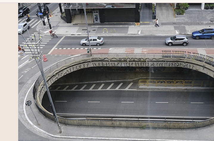 Vista urbana com passagem subterrânea, fotografia apresentada como referência visual da página Terapia
